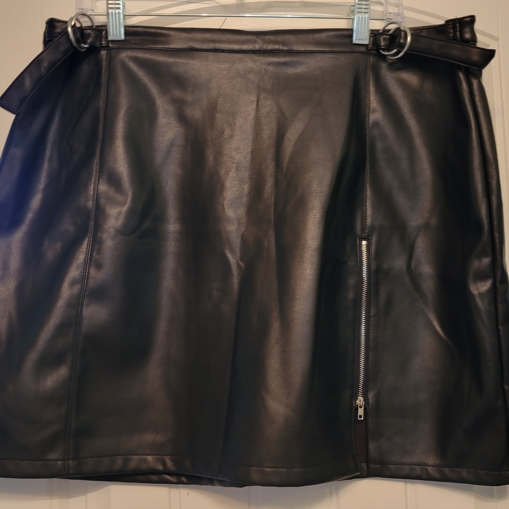 Short black Faux leather skirt with zipper and button closure in the back